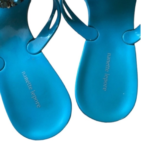 Nanette Lapore size 10 blue jelly flip flops embellished with shells & beads - Picture 4 of 9